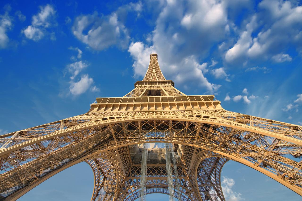 Luna de miel o escapada romántica antes de la boda en París: Torre Eiffel vista desde abajo