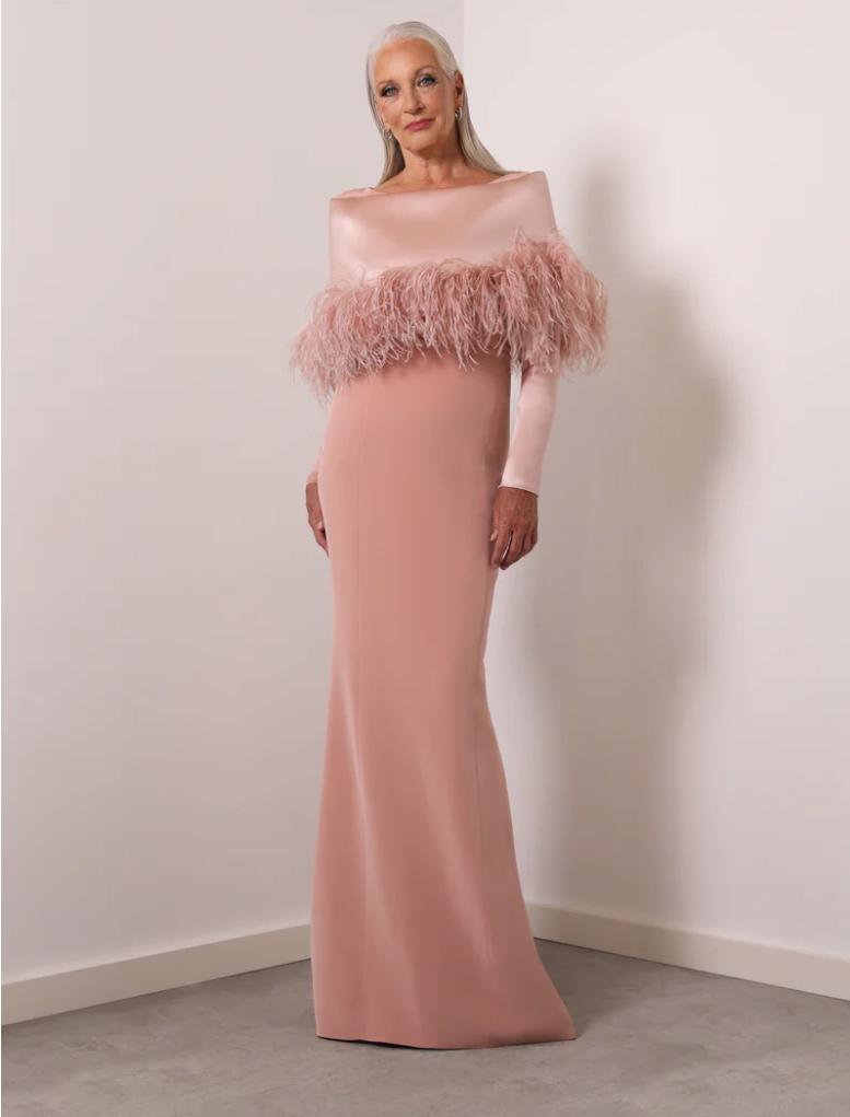 Madrina elegant sencilla: vestido de madrina rosa palo con plumas