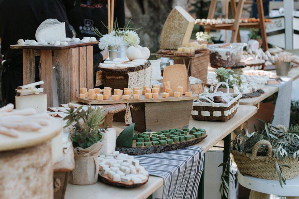 Bufet de quesos durante el aperitivo o el banquete nupcial el día de la boda