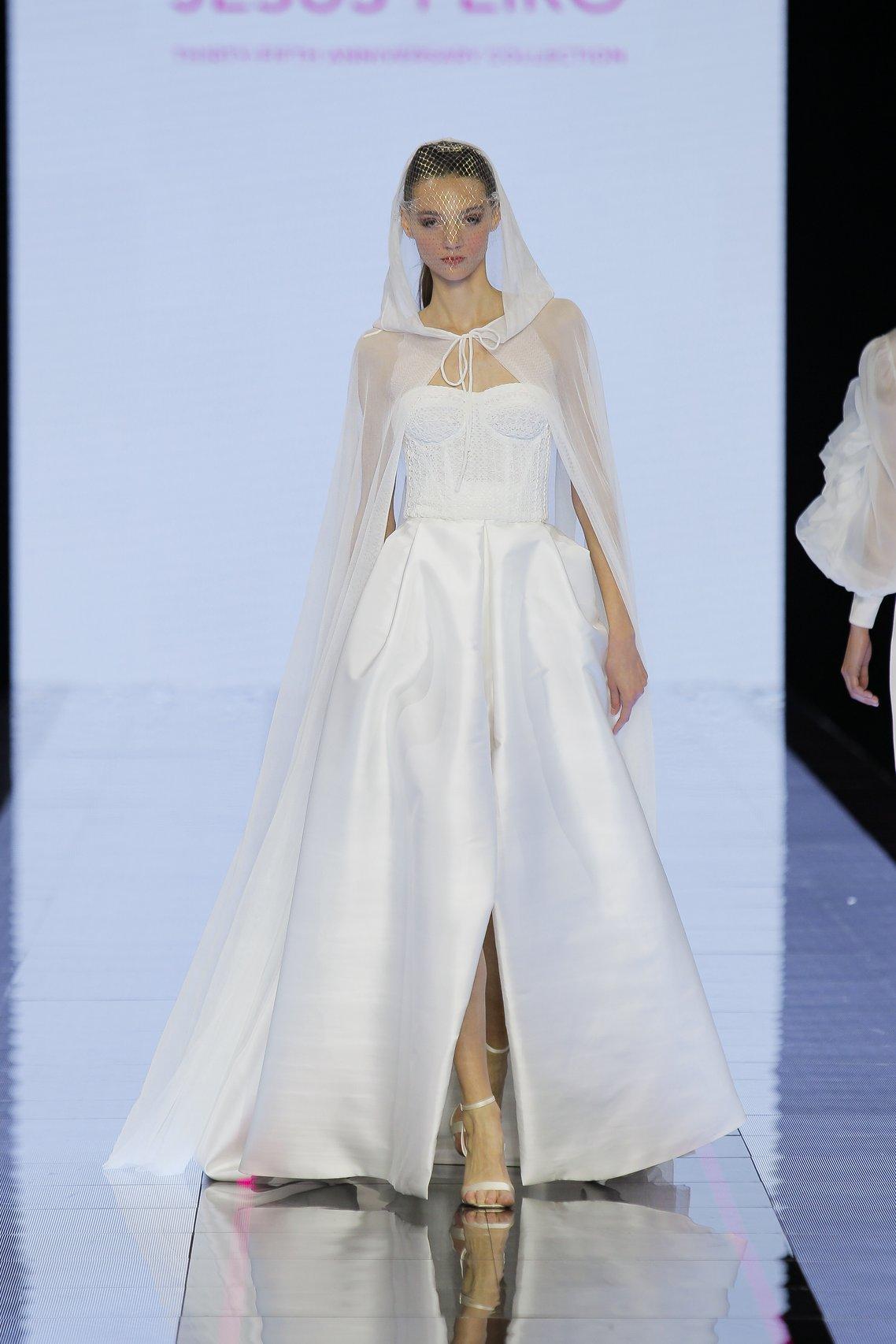 vestido de novia sencillo con capa con capucha transparente