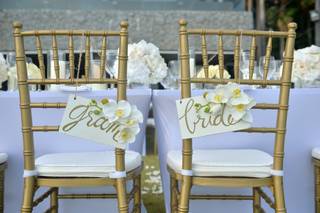 Sillas de los novios el día de la boda con carteles de groom y bride