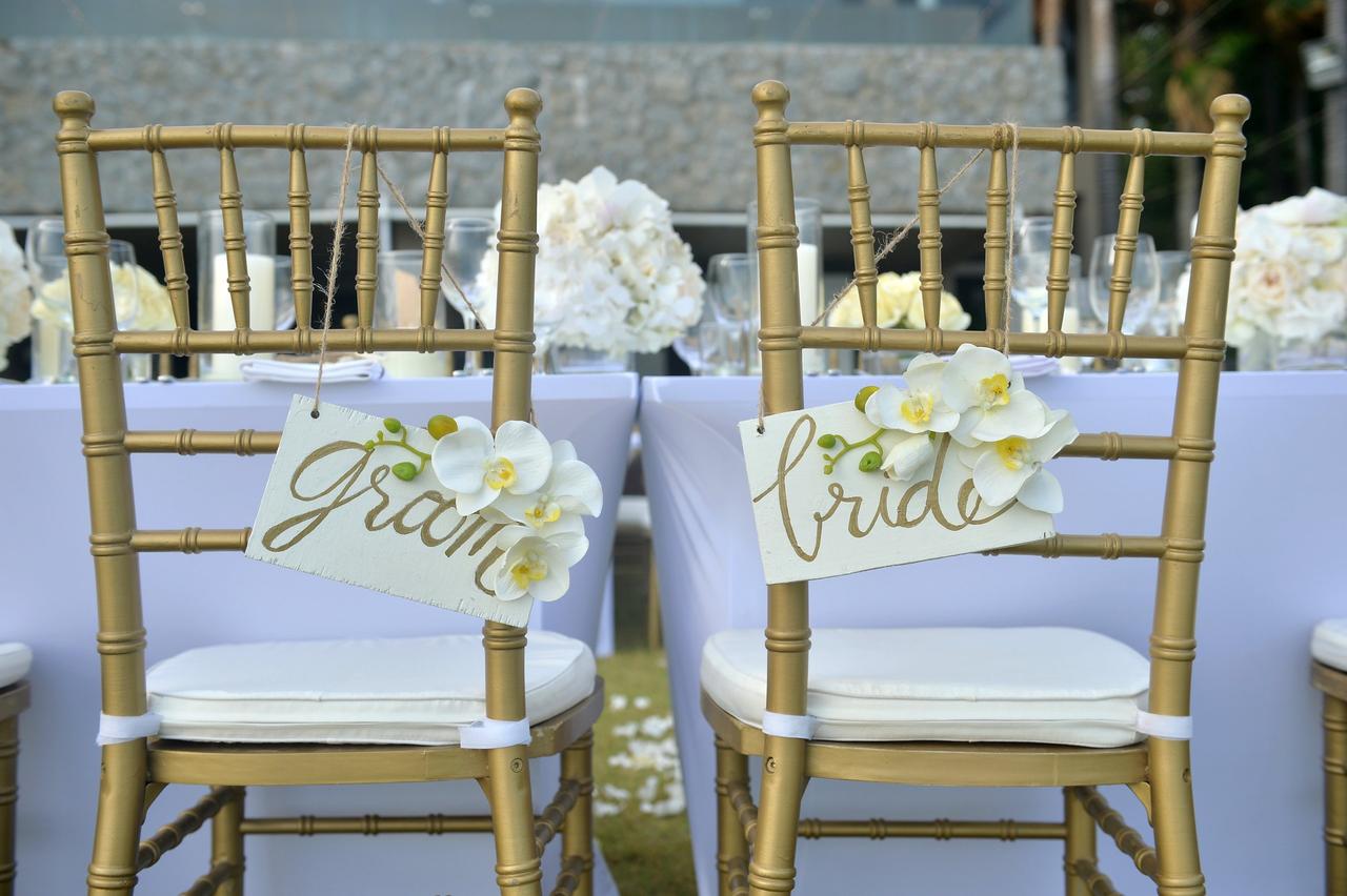 Sillas de los novios el día de la boda con carteles de groom y bride