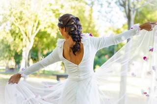 Peinado trenza: novia morena con el pelo recogido en una trenza con una corona