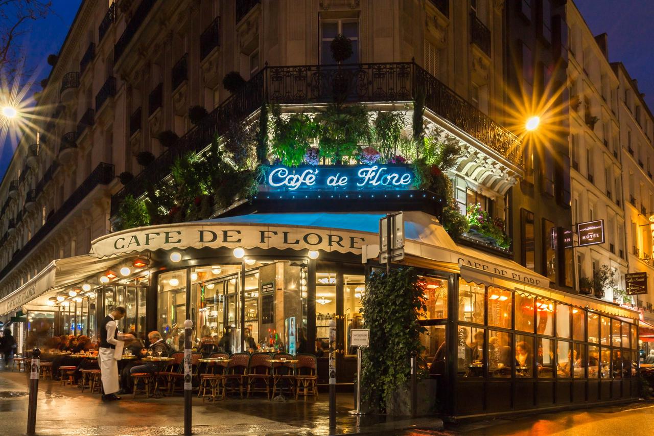Luna de miel o escapada romántica antes de la boda en París: Café de Flore