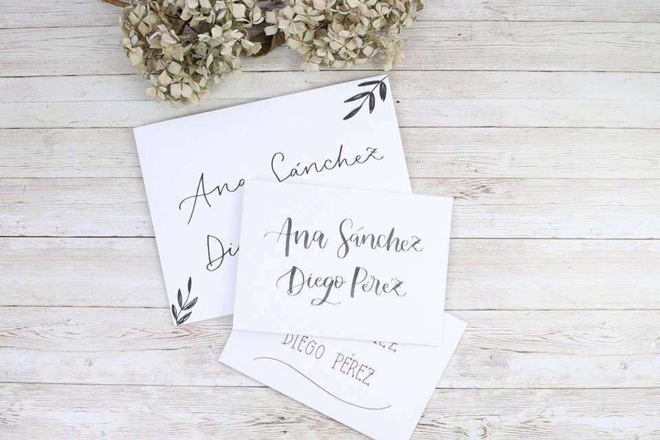 Brush lettering, sobres personalizados de las invitaciones de boda