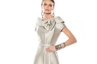 Madrina elegant sencilla: vestido de fiesta corto en color plata y cuello desbordante