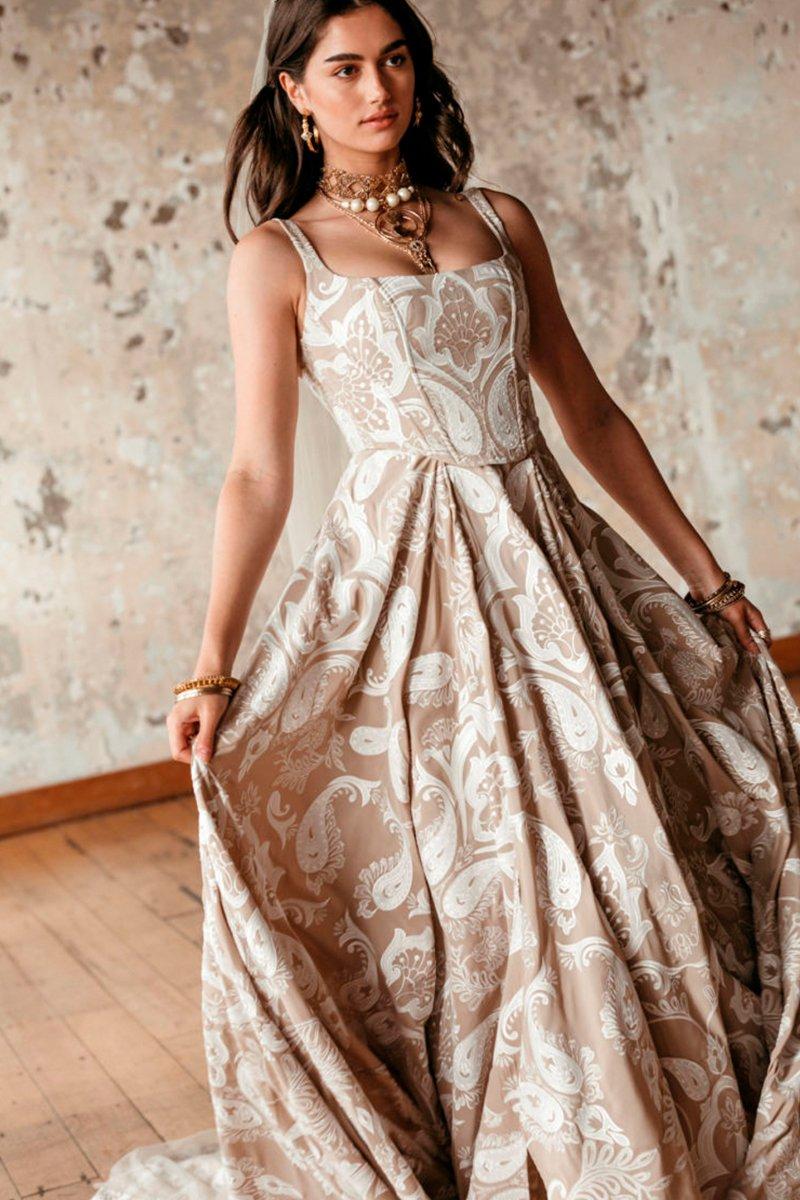 Vestido de novia estampado en blanco y marrón de la colección Golden Rhapsody de Rue de Seine 2021