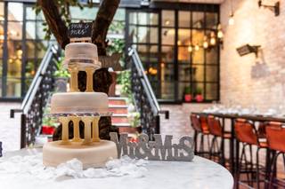 Tarta de boda de varios pisos con columnas de separación