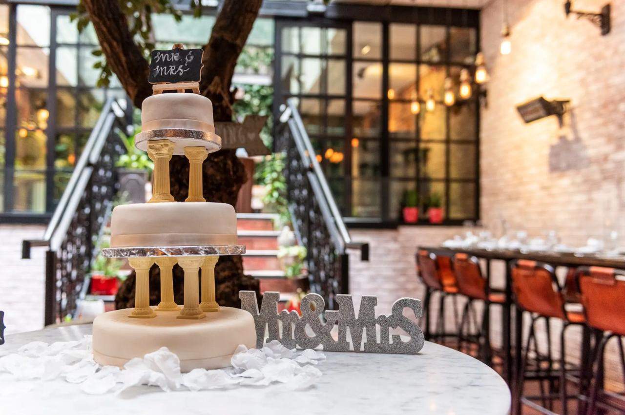 Tarta de boda de varios pisos con columnas de separación