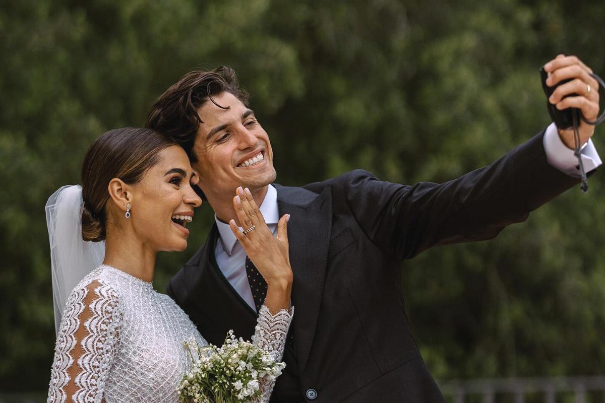 Emelie Lindmark y Gerard Sabe el día de su boda en una imagen graciosa haciéndose un selfie
