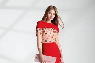 Madrina elegant sencilla: vestido de fiesta rojo con cuerpo rosa con flores bordadas