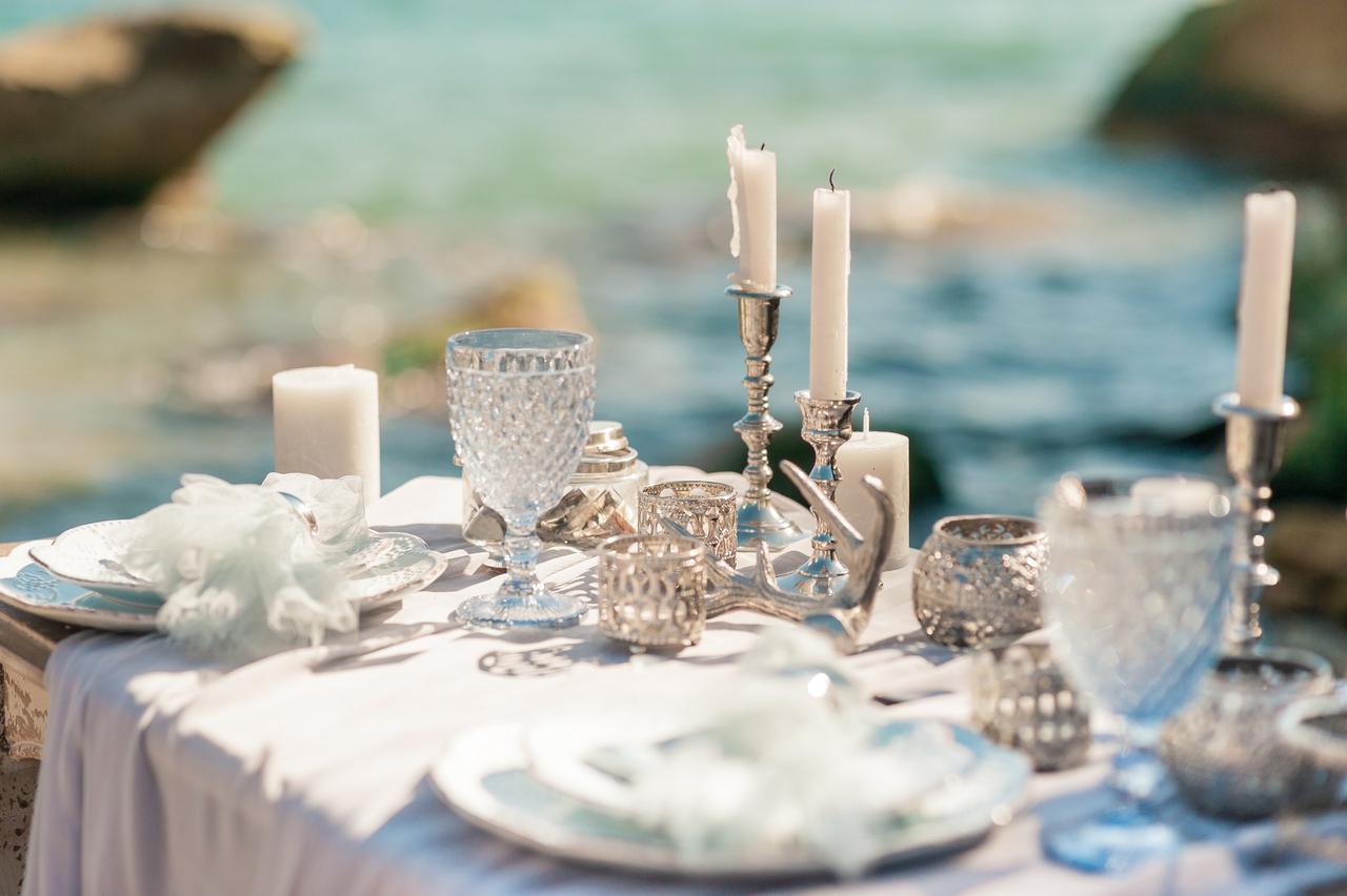Color boda su significado: candelabros y otros elementos decorativos en plata