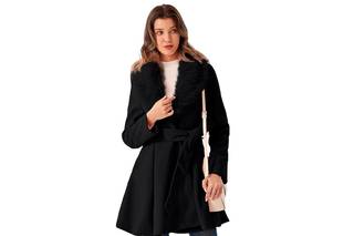 Chica con un abrigo de color negro con cinturón y cuello de solapa