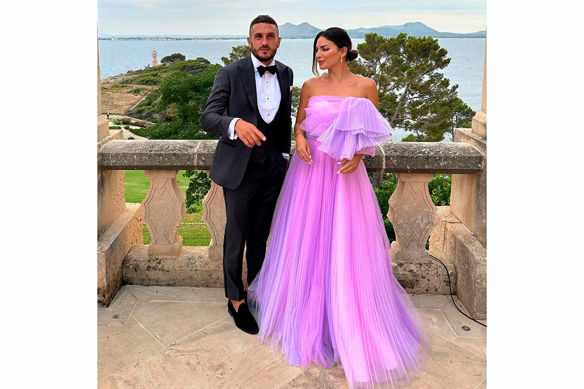Beatriz espejel y Koke en la boda de Marcos Llorente y Paddy Noarbe