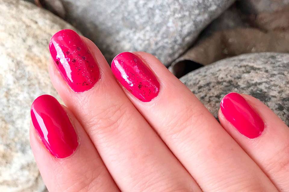 Uñas viva magenta con glitter efecto piedra