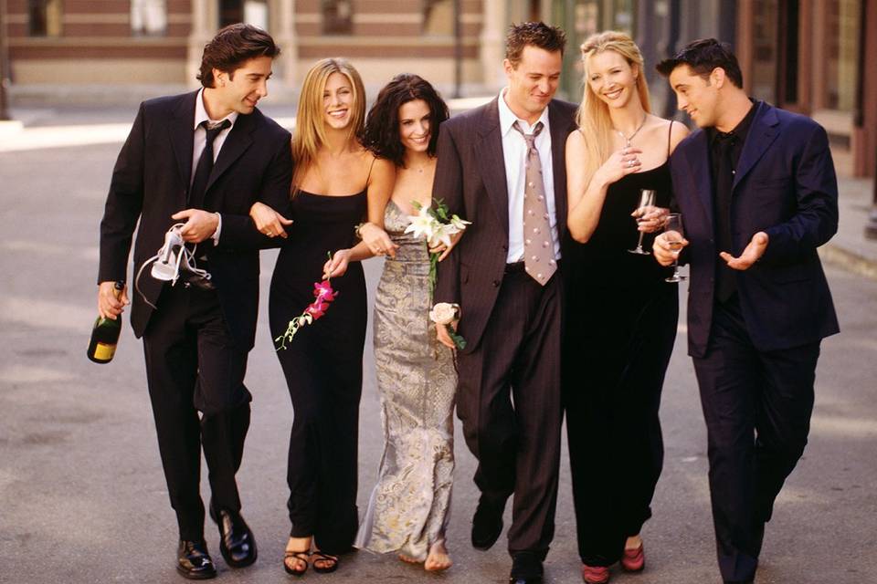 Bodas de la serie Friends: los seis actores de Friends caminan agarrados, felices y elegantemente vestidos