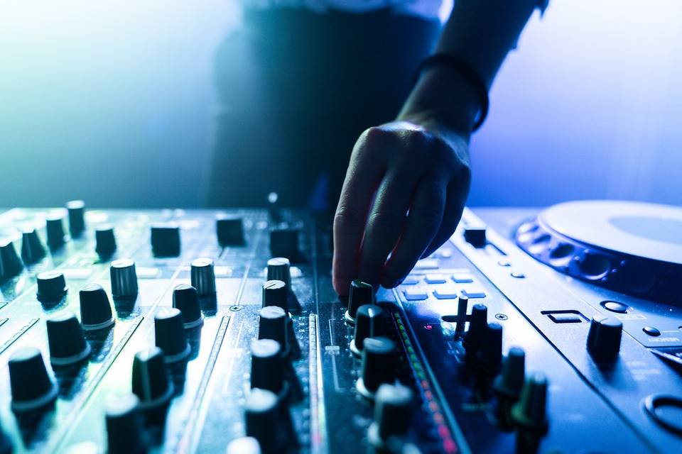 DJ trabajando en una mesa de mezclas