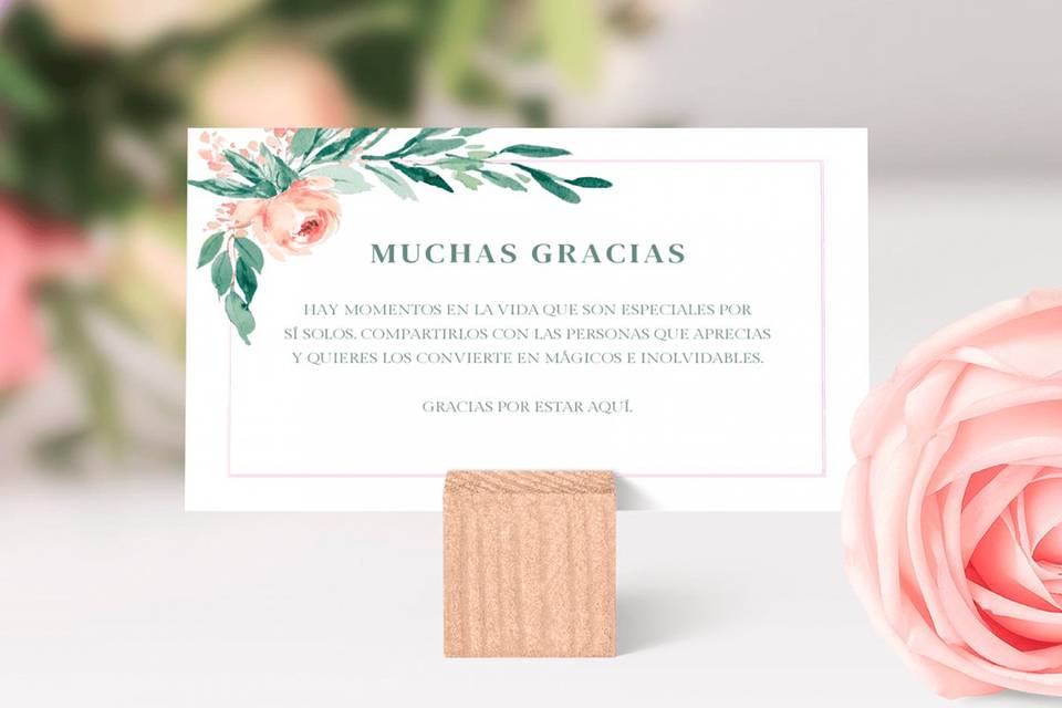 Peana de madera con tarjeta de agradecimiento de boda con motivos florales y un bonito texto