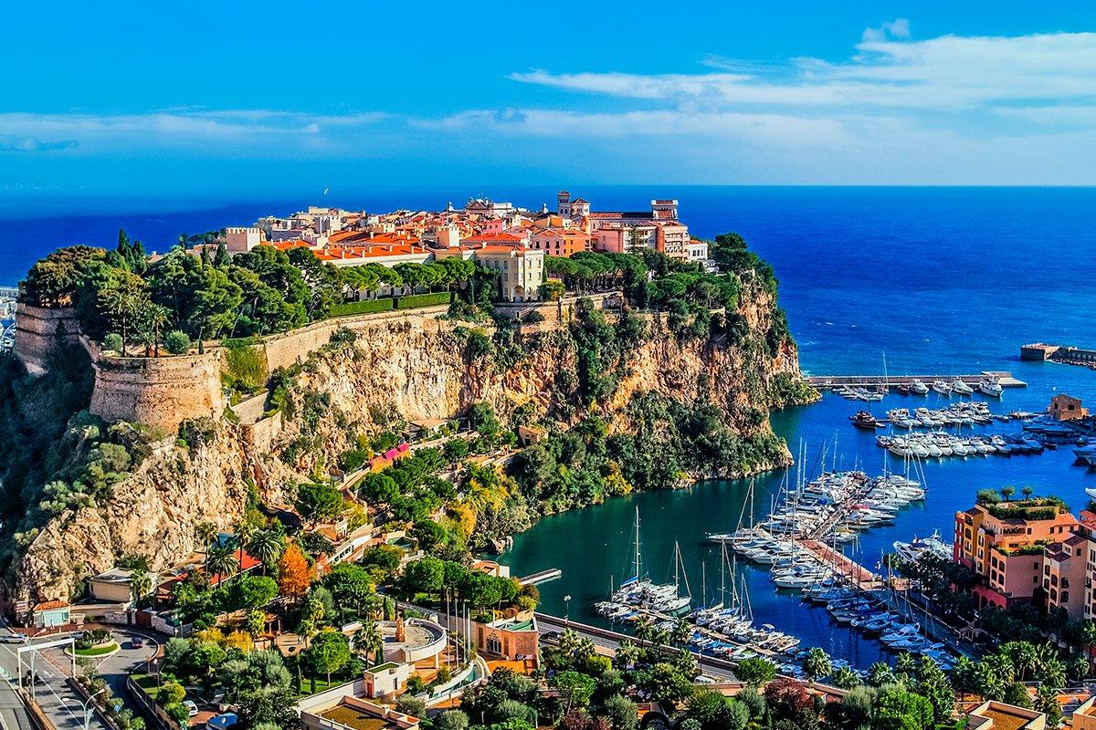 Vista aérea de Mónaco, en la Costa Azul, un lugar ideal para visitar antes o después de la boda