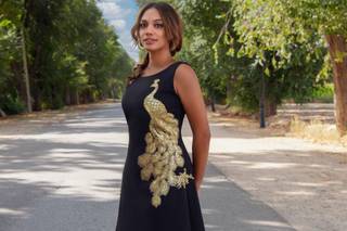 Madrina elegant sencilla: vestido de fiesta negro con pájaro dorado en un lado