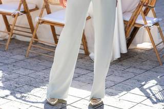 Novias con pantalón azul clarito y camisa blanca con manga abullonada