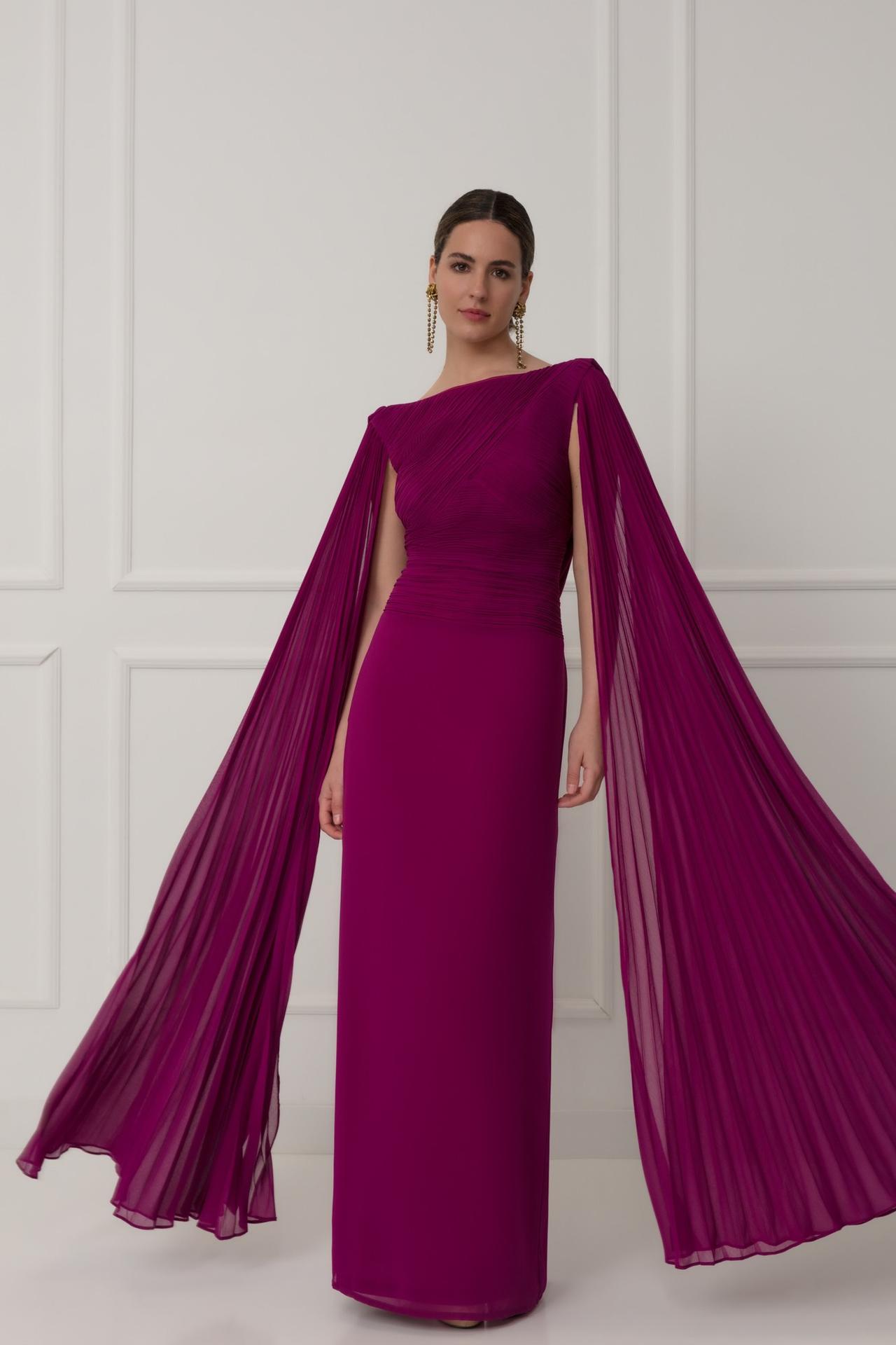 Madrina elegant sencilla: vestido de fiesta burdeos con mangas capa