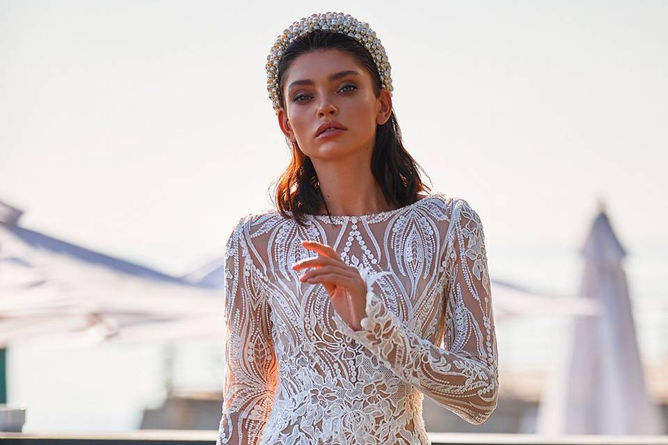 Vestido de novia con encajes handmade florales y geométricos de la colección Brave Glance de Ida Torez 2021