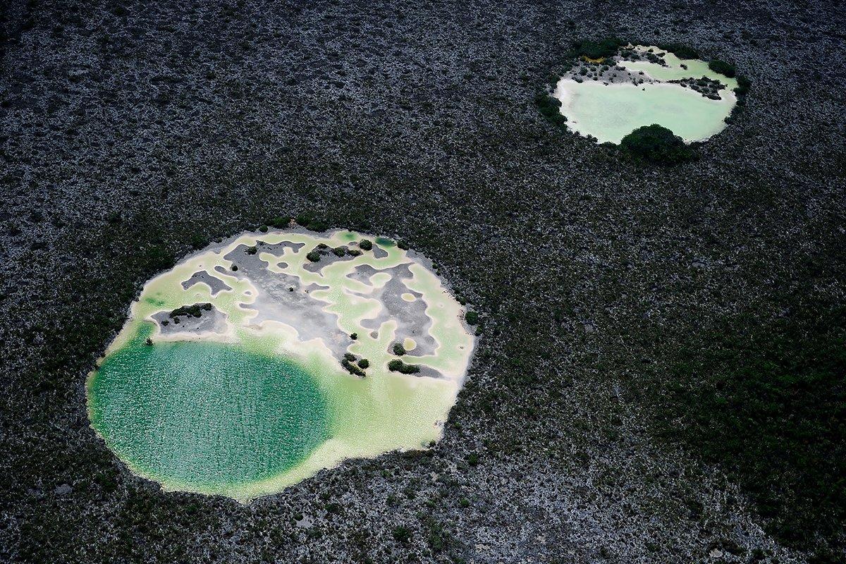 Vista aérea de agujeros azules en la isla de Andros en las Bahamas