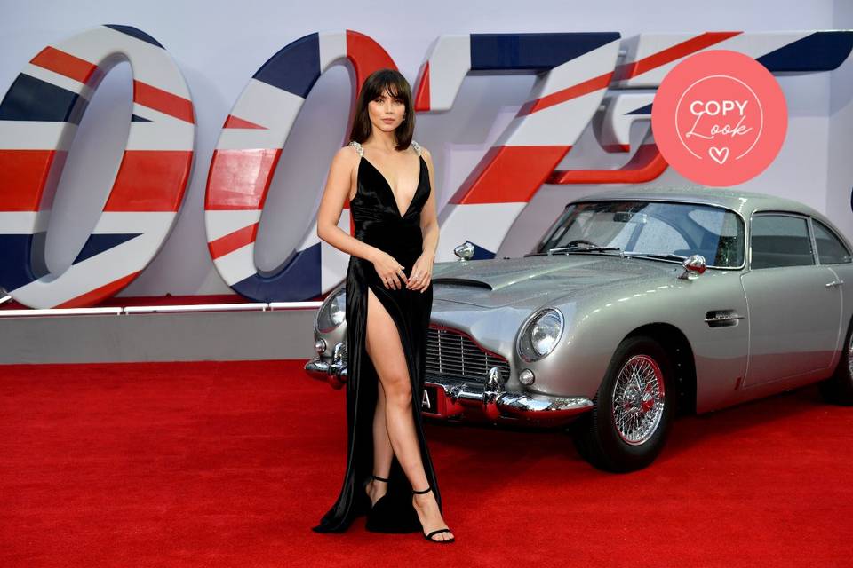 Ana de Armas en la alfombra roja de la estrena de James Bond con un sugerente vestido de fiesta negro con abertura profunda en la falda y escote en pico, ideal para un look de invitada de infarto
