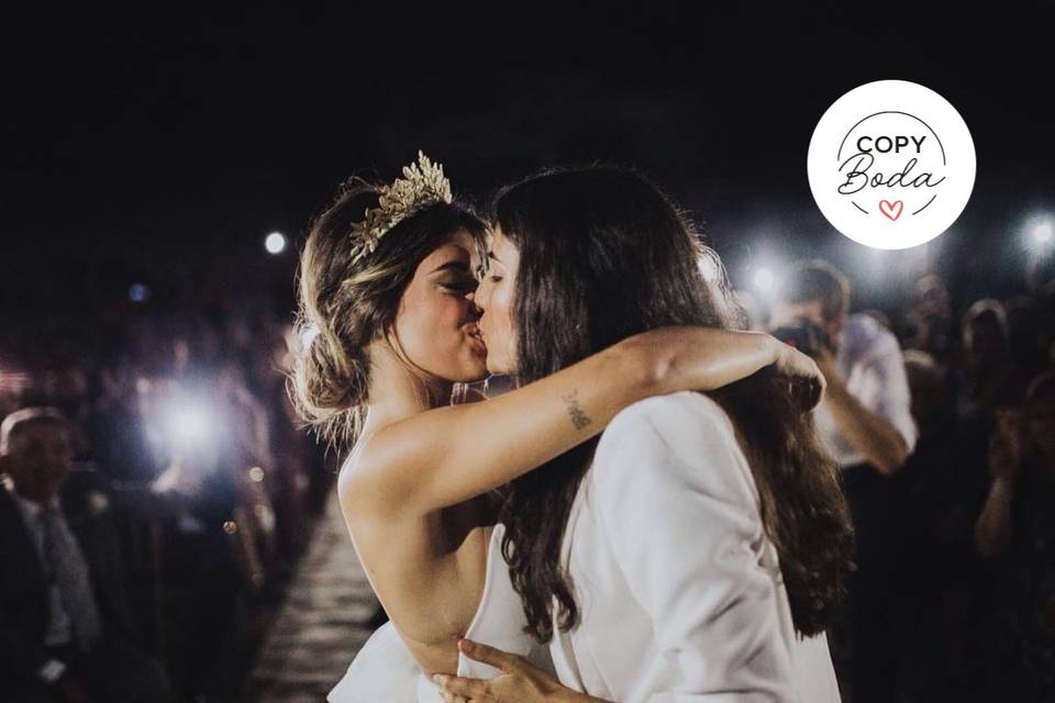 la pareja formada por dulceida y alba paul sellando su amor con un beso de película la noche de su boda
