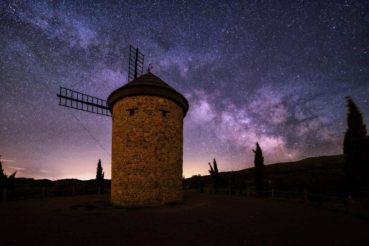 Sitios para visitar La Rioja: molino de viento de Ocón, un lugar perfecto para contemplar las estrellas