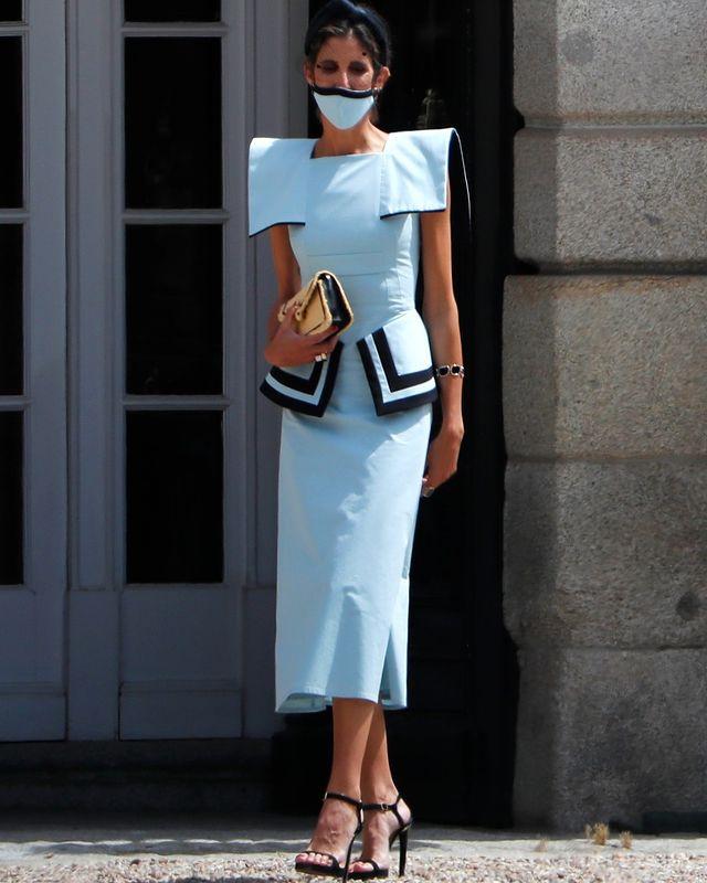 vestido midi de invitada azul Inés Domecq 2021