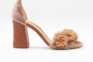 Zapatos de novia rosas con detalle floral en la puntera