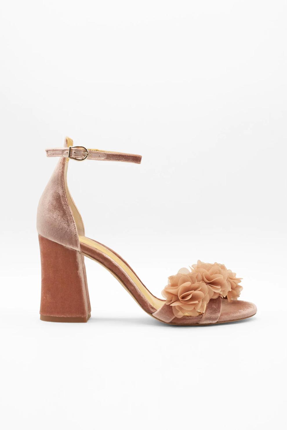 Zapatos de novia rosas con detalle floral en la puntera