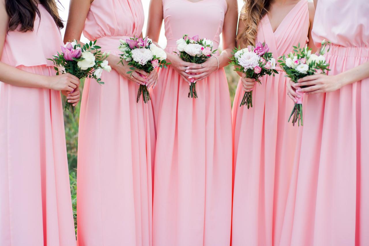 Color boda su significado: damas de honor con vestidos en rosa