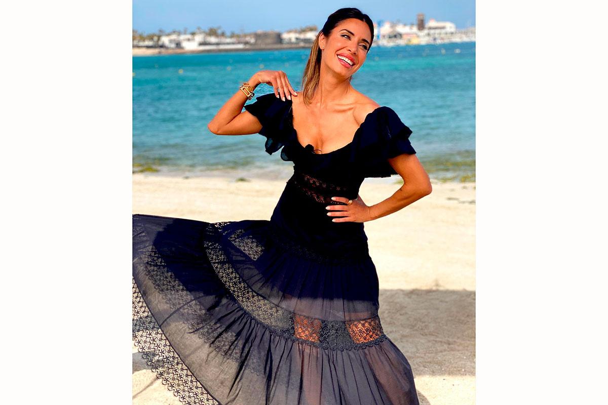 pilar rubio con vestido playero negro