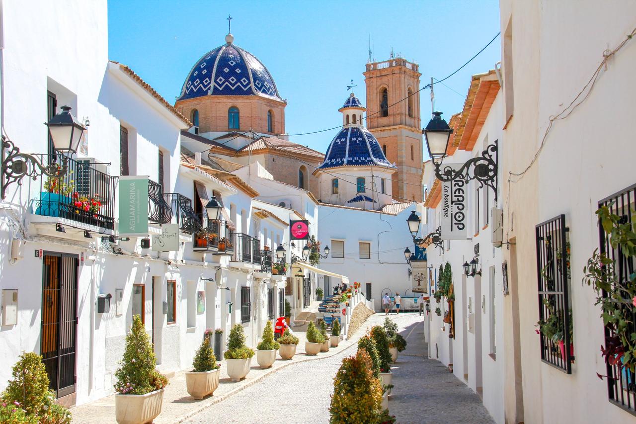 Casco antiguo de Altea con casas blancas en la Costa Blanca