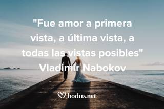 Chico y chica vestidos de novios de espaldas y cogidos de la mano con la frase Fue amor a primera vista, a última vista, a todas las vistas posibles, de Vladimir Nabokov