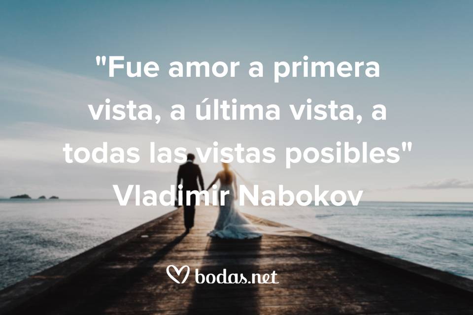 Chico y chica vestidos de novios de espaldas y cogidos de la mano con la frase Fue amor a primera vista, a última vista, a todas las vistas posibles, de Vladimir Nabokov