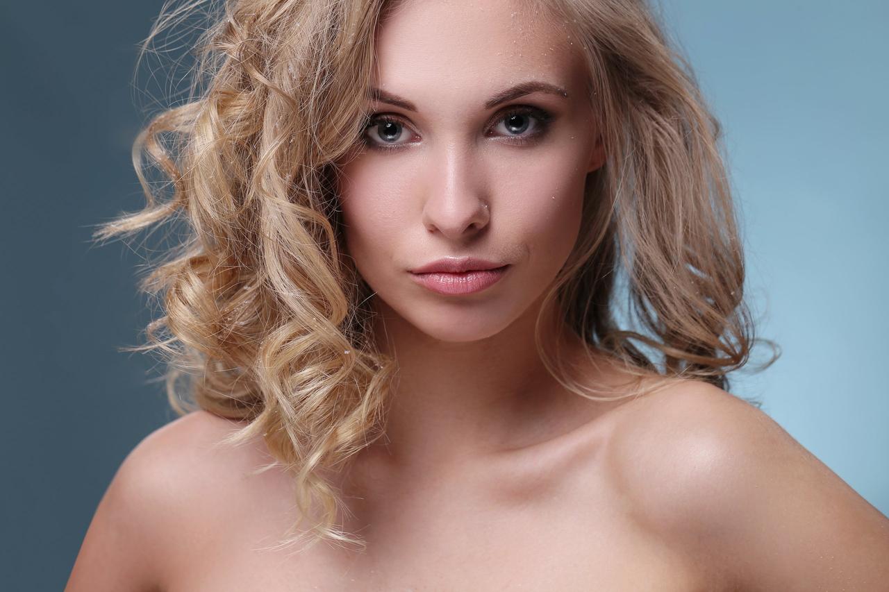 Chica rubia con un corte clavicut ondulado