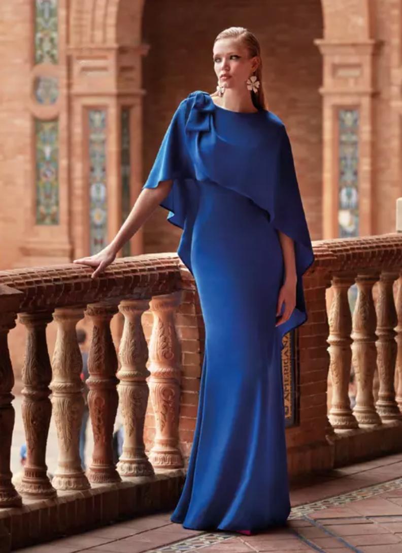 Madrina elegant sencilla: vestido de fiesta azul de corte recto