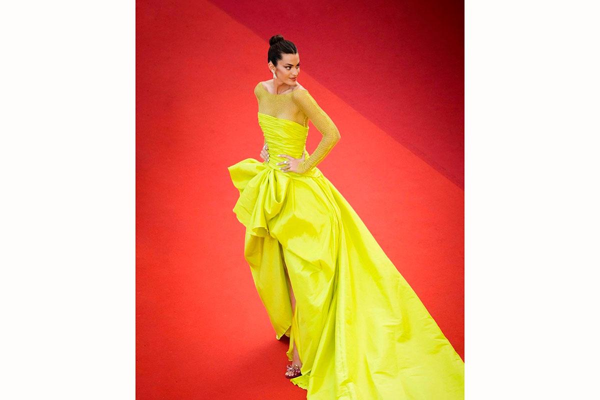 Marta Lozano con vestido verde de cola en la alfombra roja de Cannes