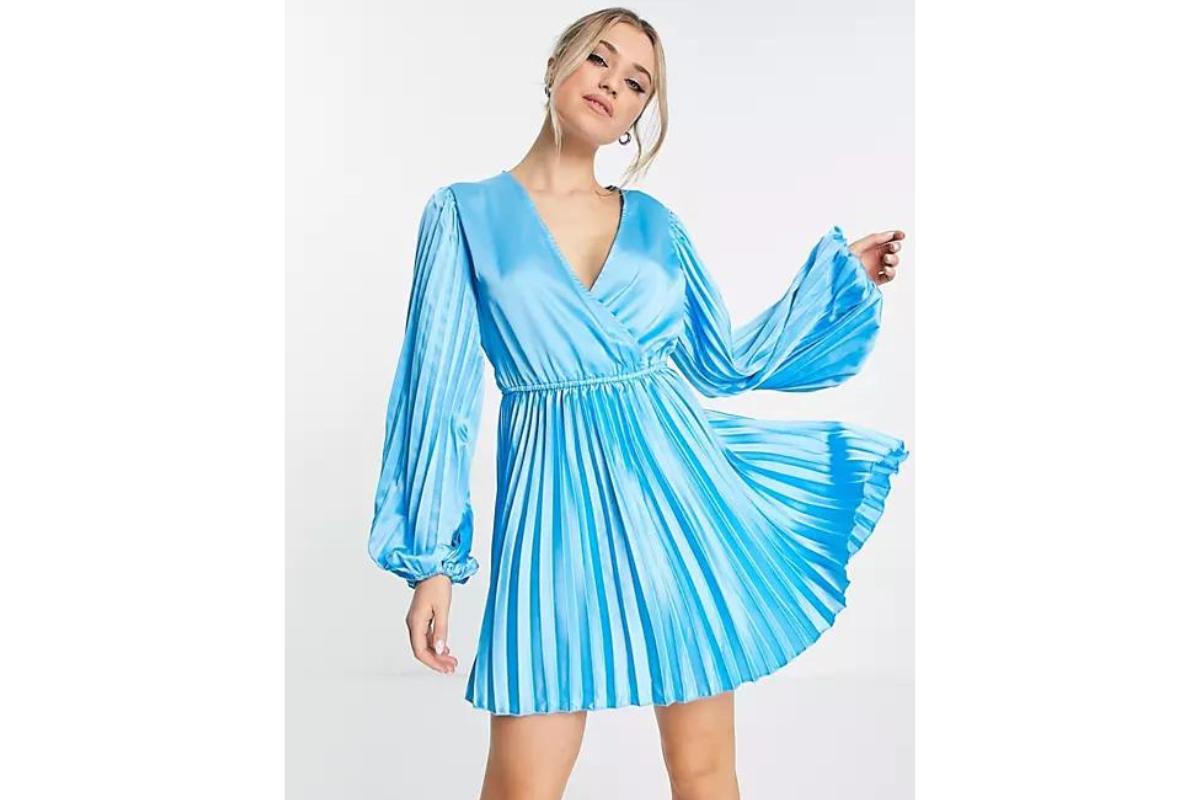 vestido corto azul para mujer con plisados