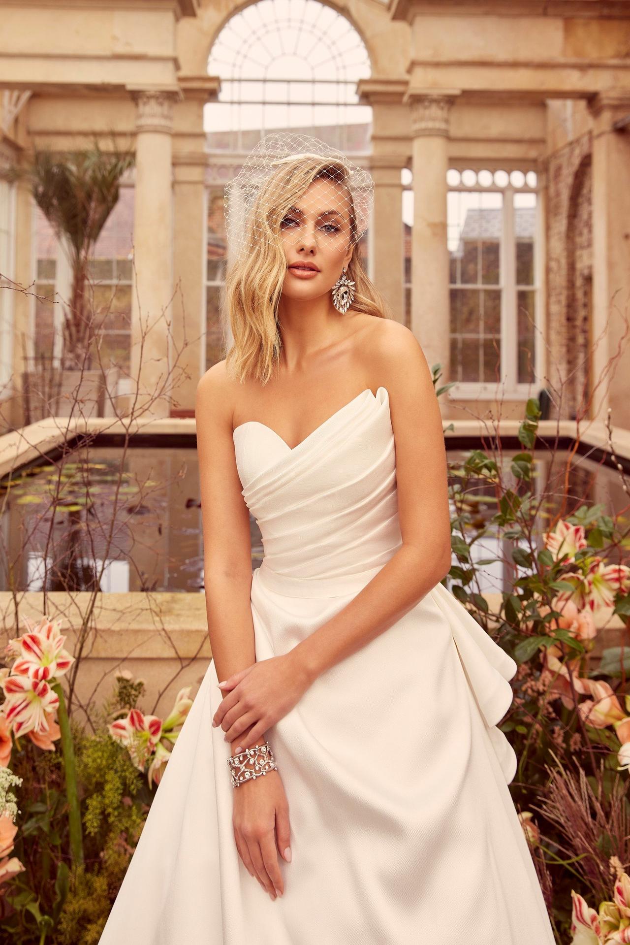 novia con redecilla en la cabeza vestido sencillo de boda