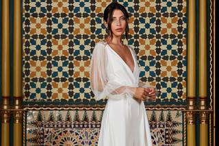 Trajes de novia con pantalones: mono con manga semitransparente