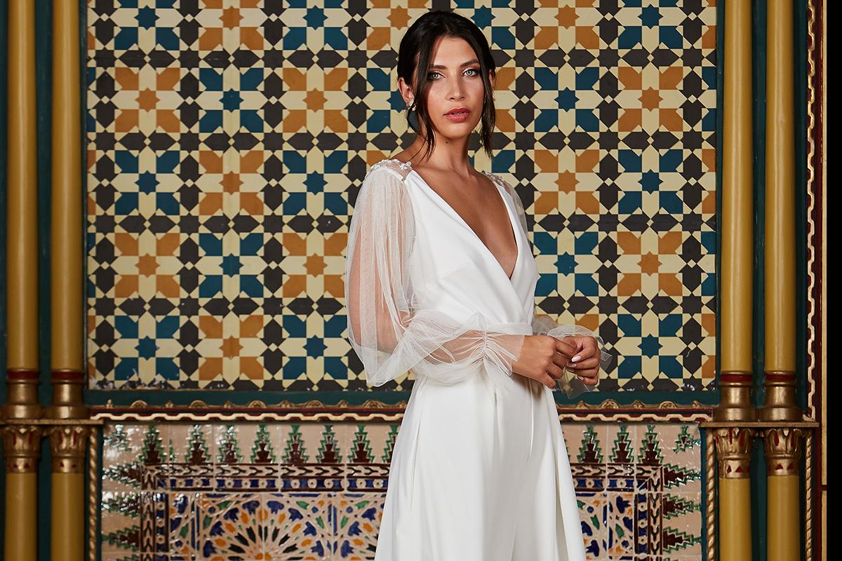 Trajes de novia con pantalones: mono con manga semitransparente