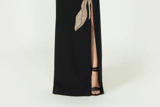 Vestido negro para boda de noche con gran flor dorada decorativa