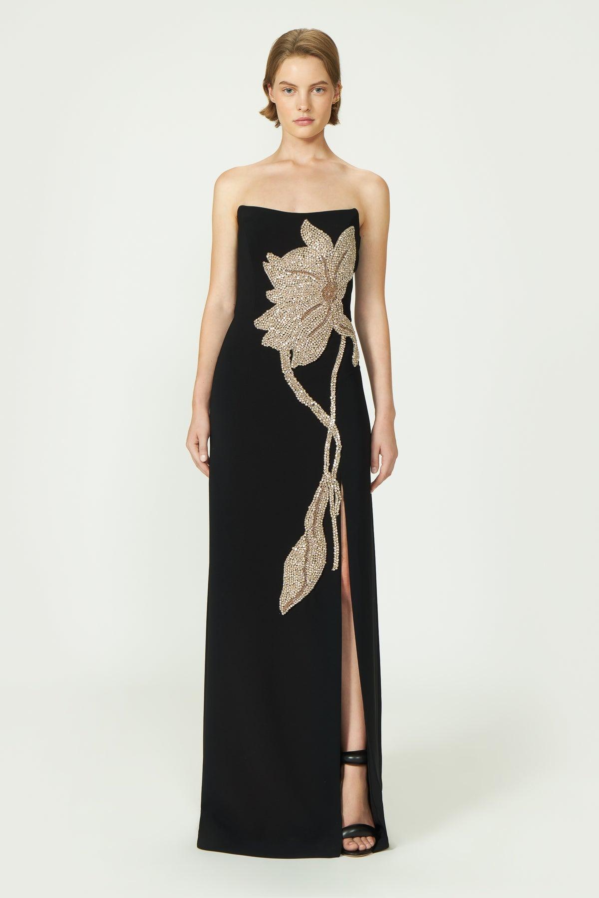 Vestido negro para boda de noche con gran flor dorada decorativa