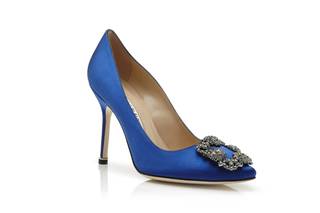 Zapatos de novia de colores: salones en azul klein, con hebilla y pedrería