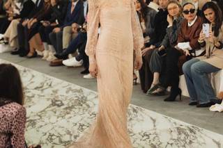 Vestido boda civil de color romántico con encaje